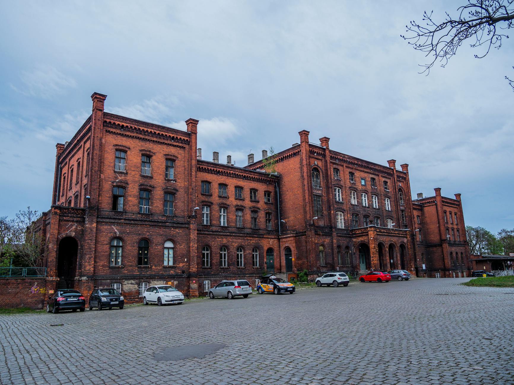 Budynek Szpitala Powiatowego w Lublińcu podczas nadzwyczajnej sesji rady powiatu